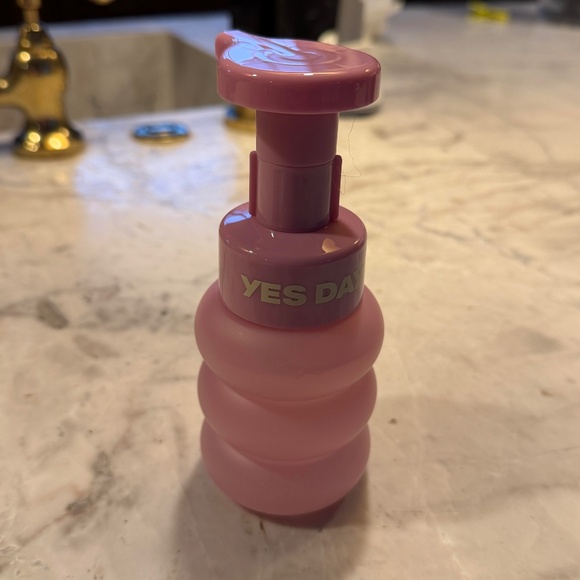 Yes Day Float Foam Face Cleanser - Picture 4 of 6